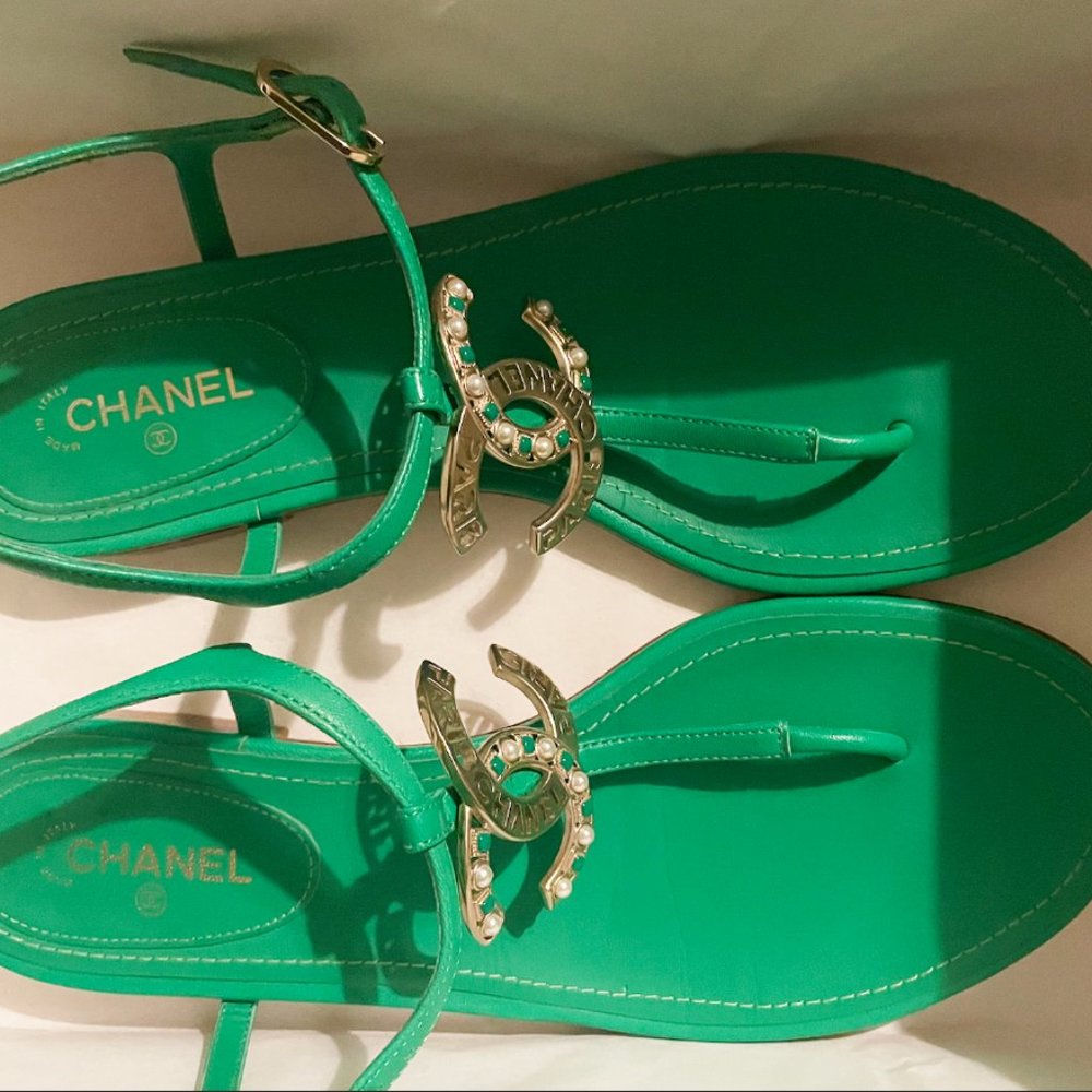 RARE Chanel Green Leather Thong Sandals 38.5